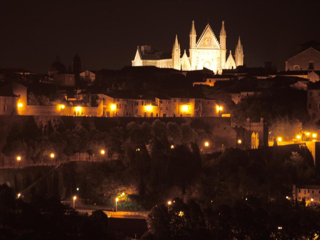 Hotel Valentino Centro Storico Orvieto Kültér fotó